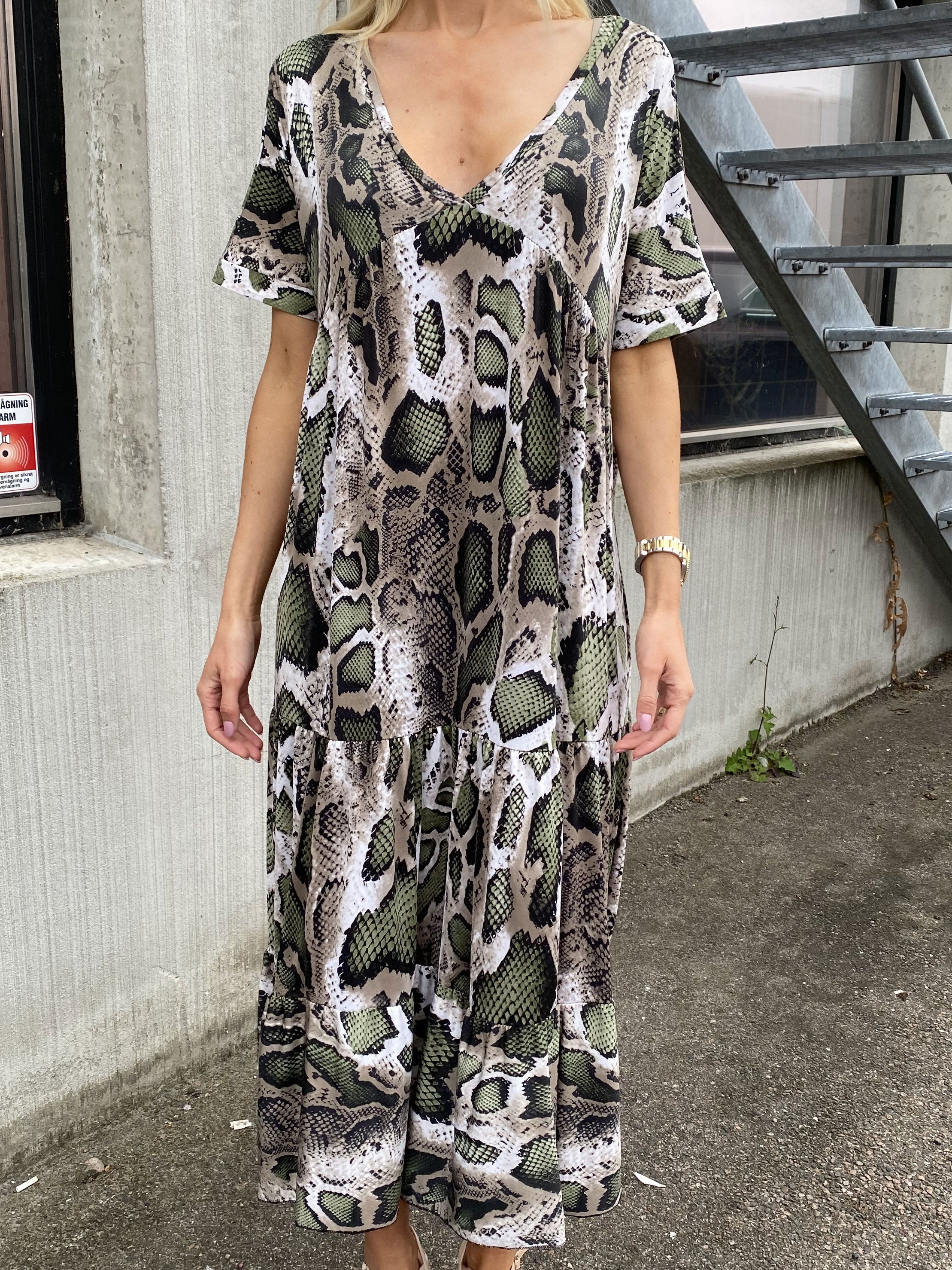 Julita - Klänning med volangkant i nedre delen